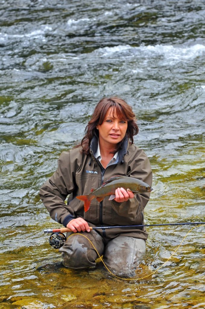 Mirjana Pavlic mit Äsche beim Fliegenfischen